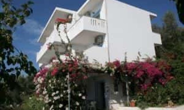 ΖΑΦΕΙΡΑΚΗ ΧΡΙΣΤΙΝΑ – ΕΝΟΙΚΙΑΖΟΜΕΝΑ ΔΩΜΑΤΙΑ OASIS STUDIO ΡΟΔΑΚΙΝΟ ΡΕΘΥΜΝΟ ΚΡΗΤΗ