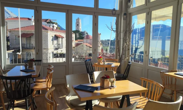 ΔΗΜΑΚΗΣ ΕΥΣΤΑΘΙΟΣ – BELLE VILLE PATISSERIE ET CAFE – ΖΑΧΑΡΟΠΛΑΣΤΕΙΟ ΚΑΦΕΤΕΡΙΑ – ΑΡΑΧΩΒΑ ΔΕΛΦΟΙ ΒΟΙΩΤΙΑ